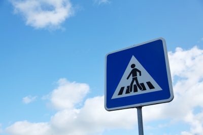Jak zgodnie z prawem postawić znak drogowy na drodze, terenie prywatnym